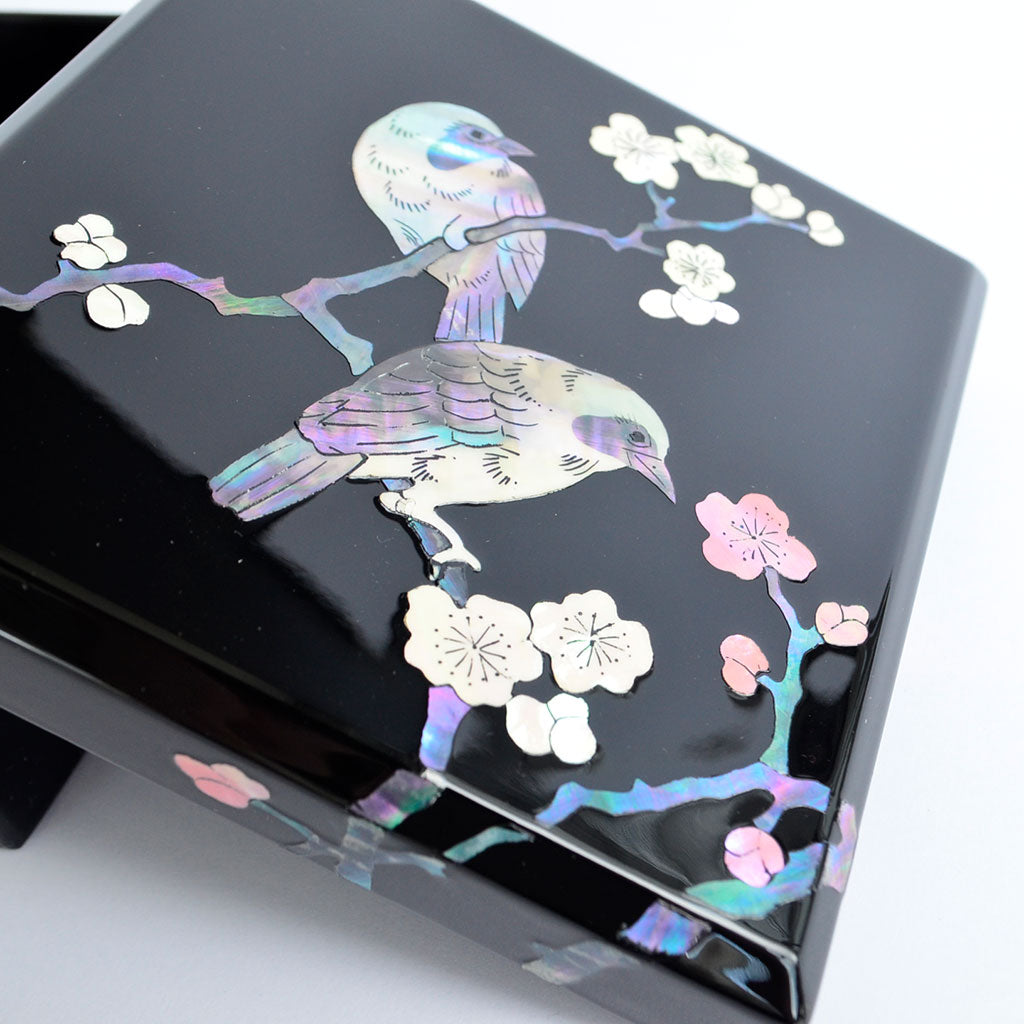 Lacquerware Small Box with Raden "Flowers and Birds"