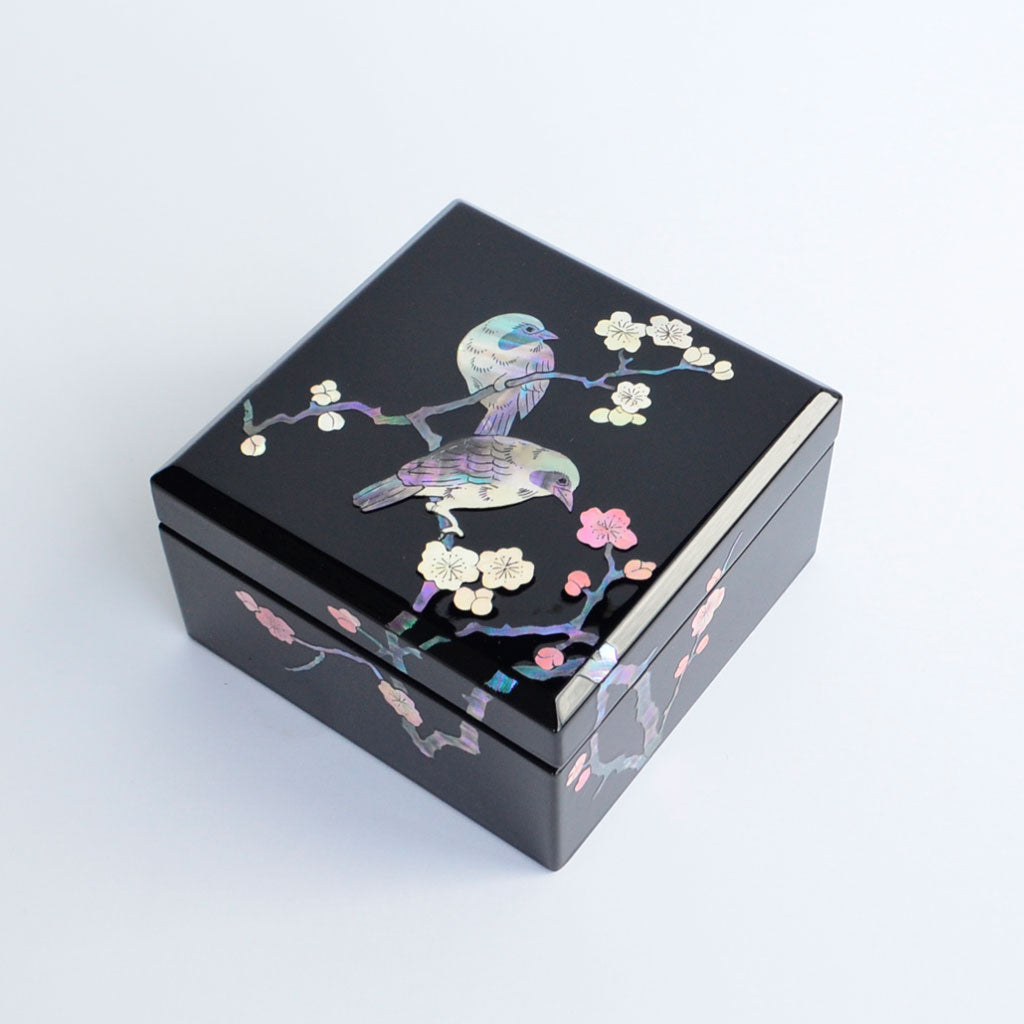 Lacquerware Small Box with Raden "Flowers and Birds"