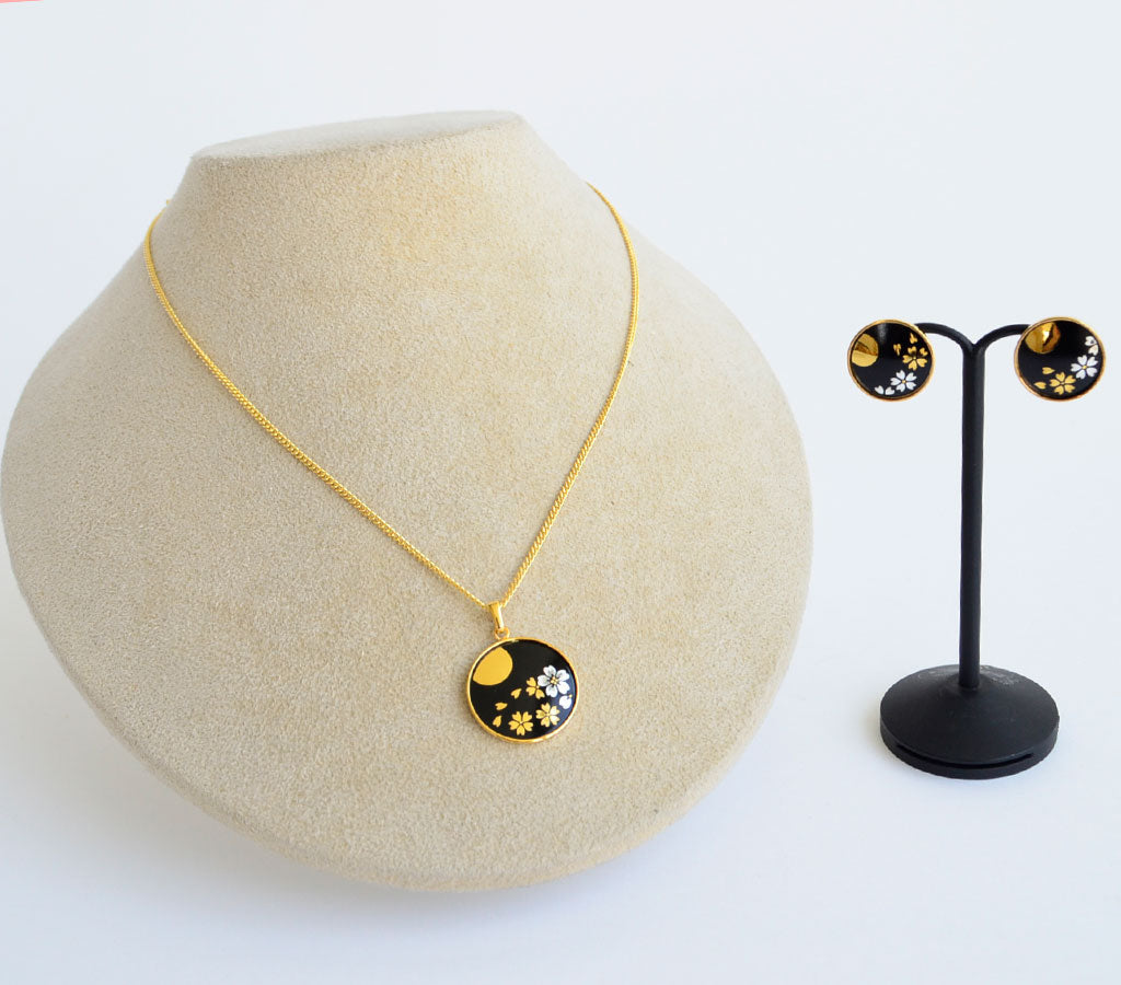 Kyoto Damascene Pendant “Cherry Blossoms and the Moon” – Diameter: 2 cm