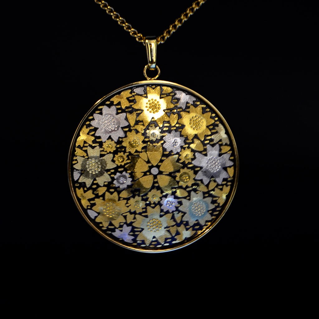 Kyoto Damascene Pendant Fully Covered With Cherry Blossoms – Diameter: 3 cm
