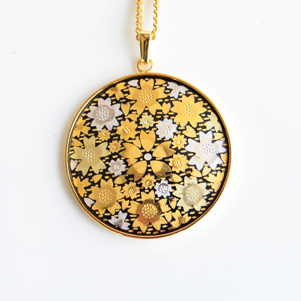 Kyoto Damascene Pendant Fully Covered With Cherry Blossoms – Diameter: 3 cm