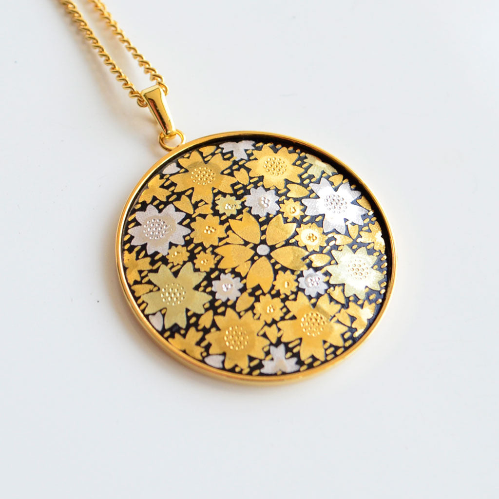 Kyoto Damascene Pendant Fully Covered With Cherry Blossoms – Diameter: 3 cm