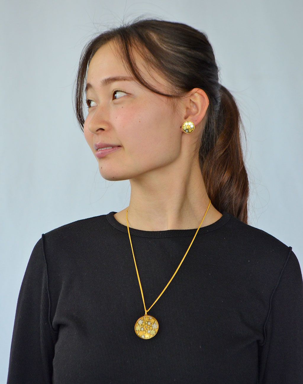 Kyoto Damascene Pendant Fully Covered With Cherry Blossoms – Diameter: 3 cm