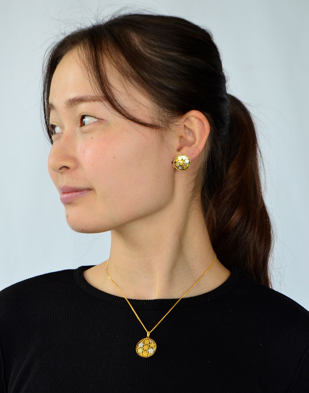 Kyoto Damascene Stud Earrings Fully Covered With Cherry Blossoms – Diameter: 1.6 cm