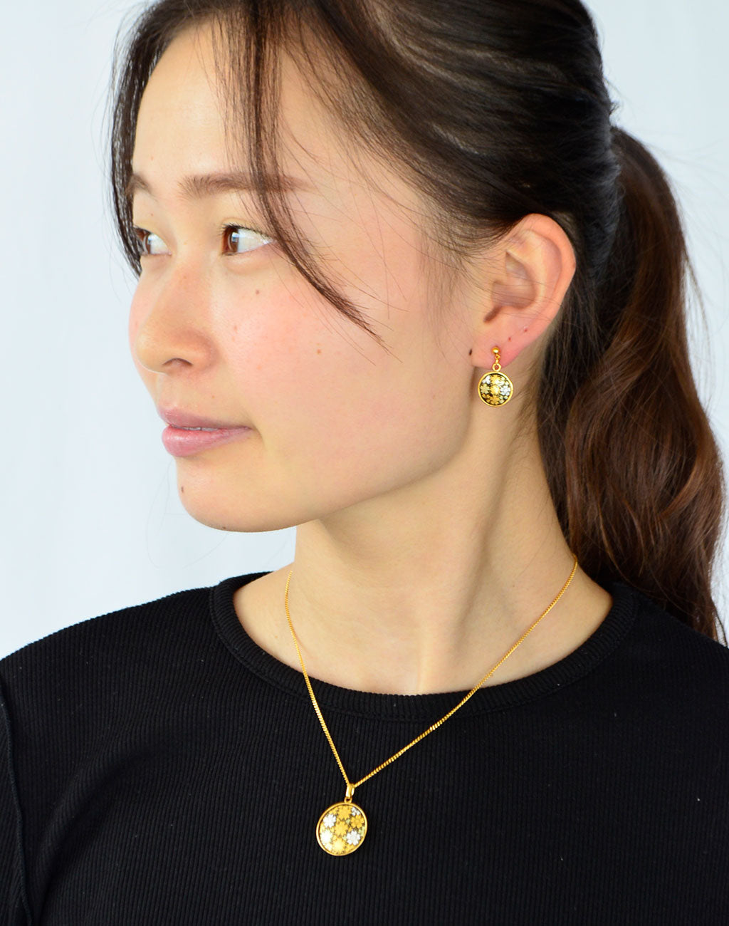 Kyoto Damascene Dungling Earrings Fully Covered With Cherry Blossoms – Diameter: 1.2 cm
