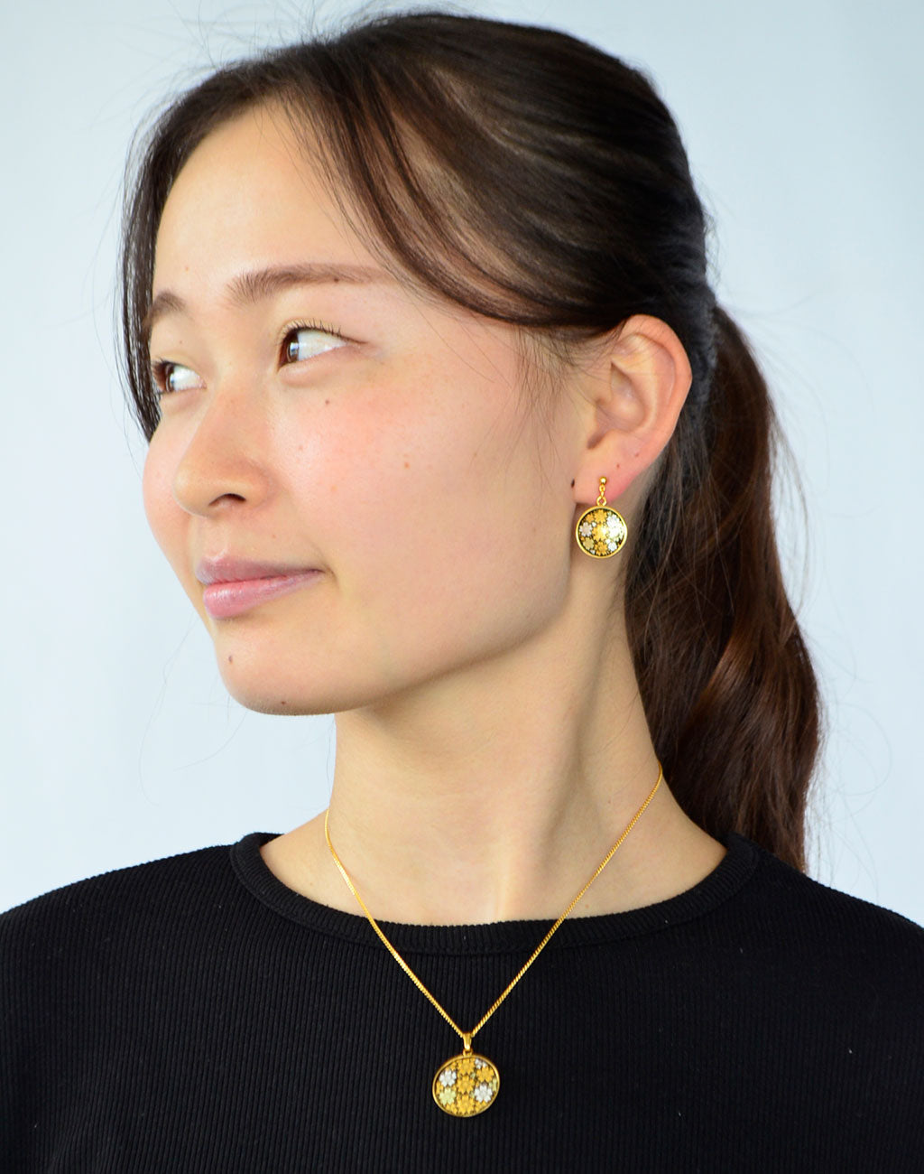 Kyoto Damascene Dungling Earrings Fully Covered With Cherry Blossoms – Diameter: 1.6 cm