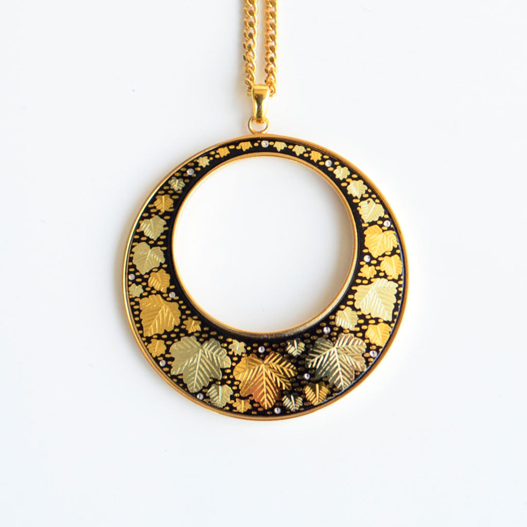 Kyoto Damascene Open Circle Pendant Fully Covered With Ivy – Diameter: 3.9 cm