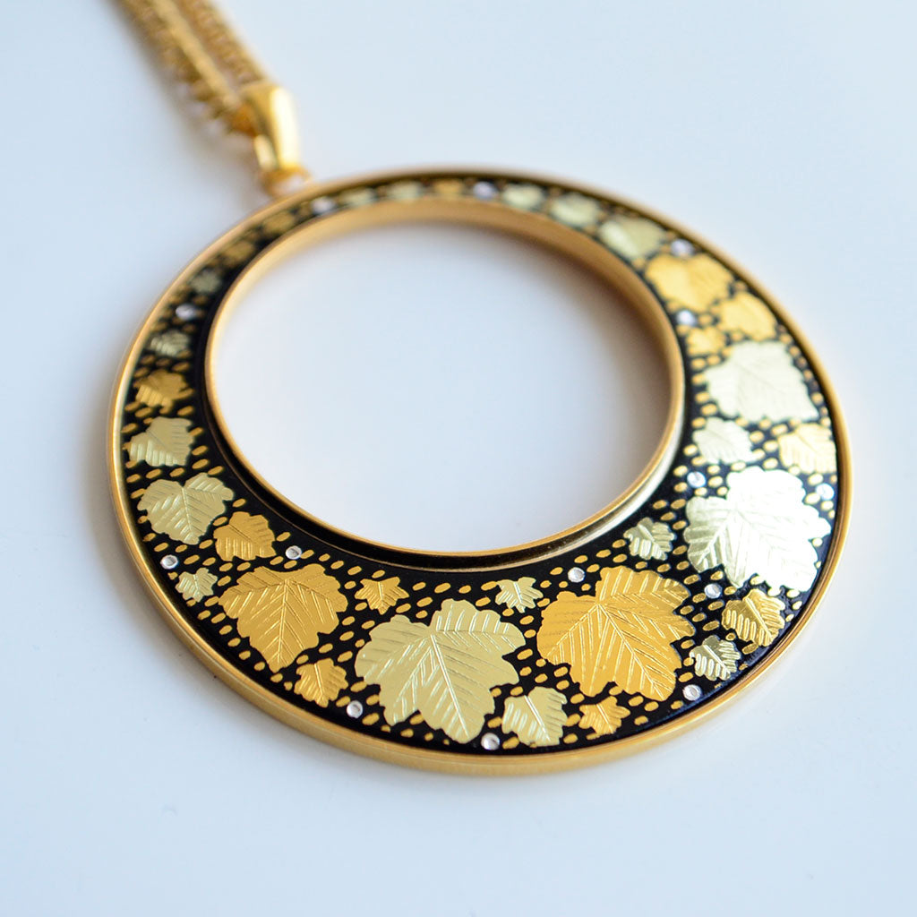 Kyoto Damascene Open Circle Pendant Fully Covered With Ivy – Diameter: 3.9 cm