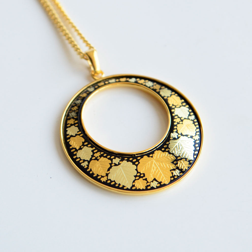Kyoto Damascene Open Circle Pendant Fully Covered With Ivy – Diameter: 3 cm
