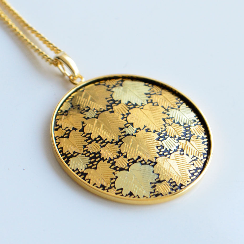 Kyoto Damascene Pendant Fully Covered With Ivy – Diameter: 3 cm