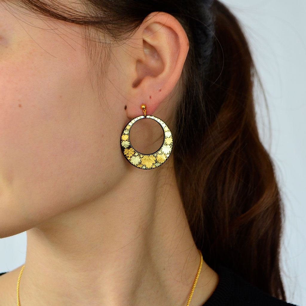 Kyoto Damascene Open Circle Earrings Fully Covered With Ivy – Diameter: 3 cm