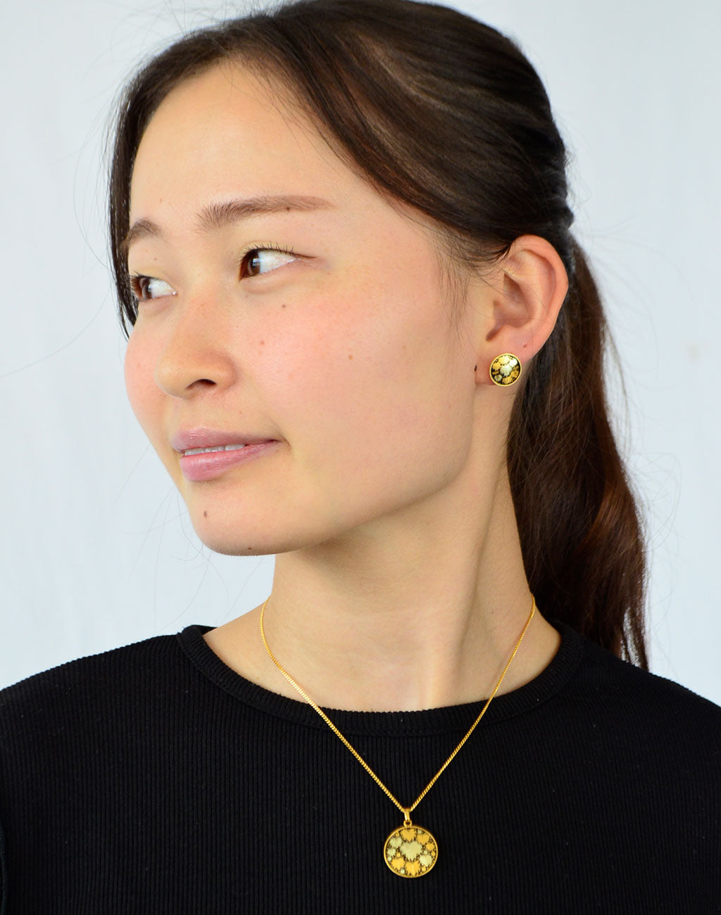 Kyoto Damascene Stud Earrings Fully Covered With Ivy – Diameter: 1.2 cm