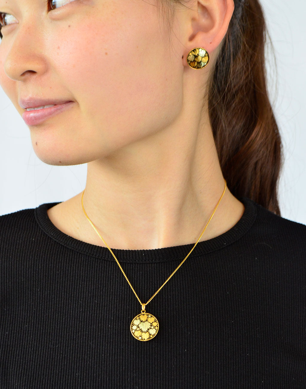 Kyoto Damascene Stud Earrings Fully Covered With Ivy – Diameter: 1.6 cm