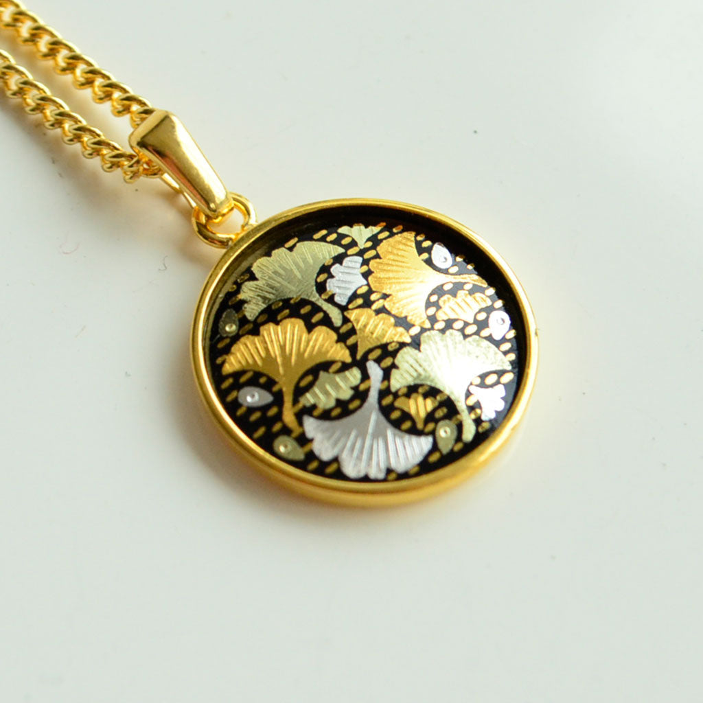 Kyoto Damascene Pendant Fully Covered With Ginkgo Leaves – Diameter: 1.6 cm