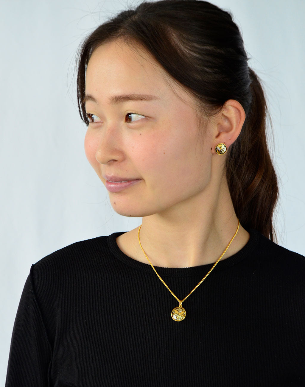 Kyoto Damascene Stud Earrings Fully Covered With Ginkgo Leaves – Diameter: 1.2 cm