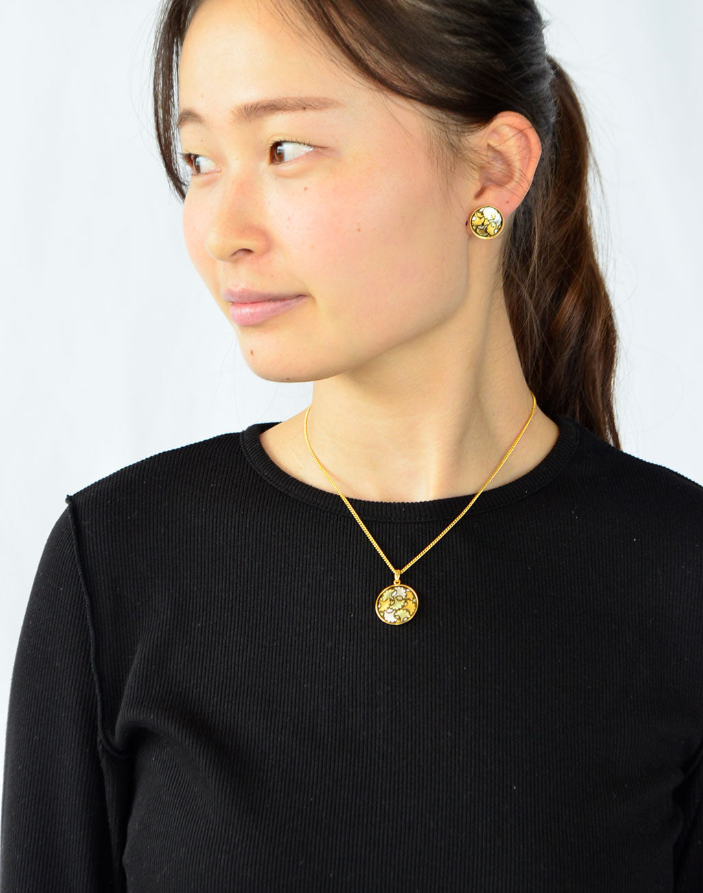 Kyoto Damascene Stud Earrings Fully Covered With Ginkgo Leaves – Diameter: 1.6 cm