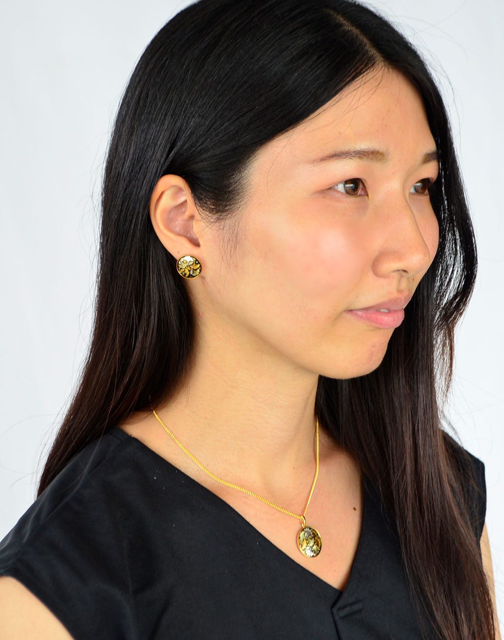Kyoto Damascene Stud Earrings Fully Covered With Ginkgo Leaves – Diameter: 1.6 cm