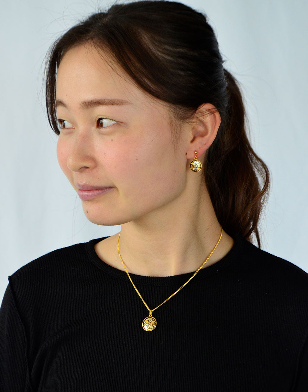 Kyoto Damascene Dungling Earrings Fully Covered With Ginkgo Leaves – Diameter: 1.2 cm