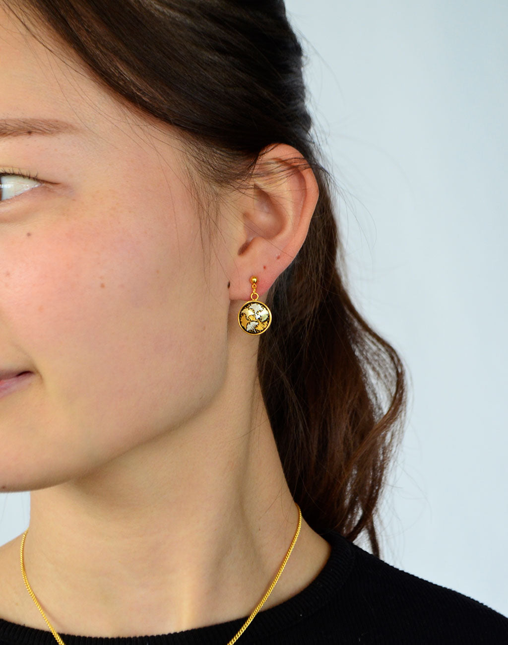 Kyoto Damascene Dungling Earrings Fully Covered With Ginkgo Leaves – Diameter: 1.2 cm