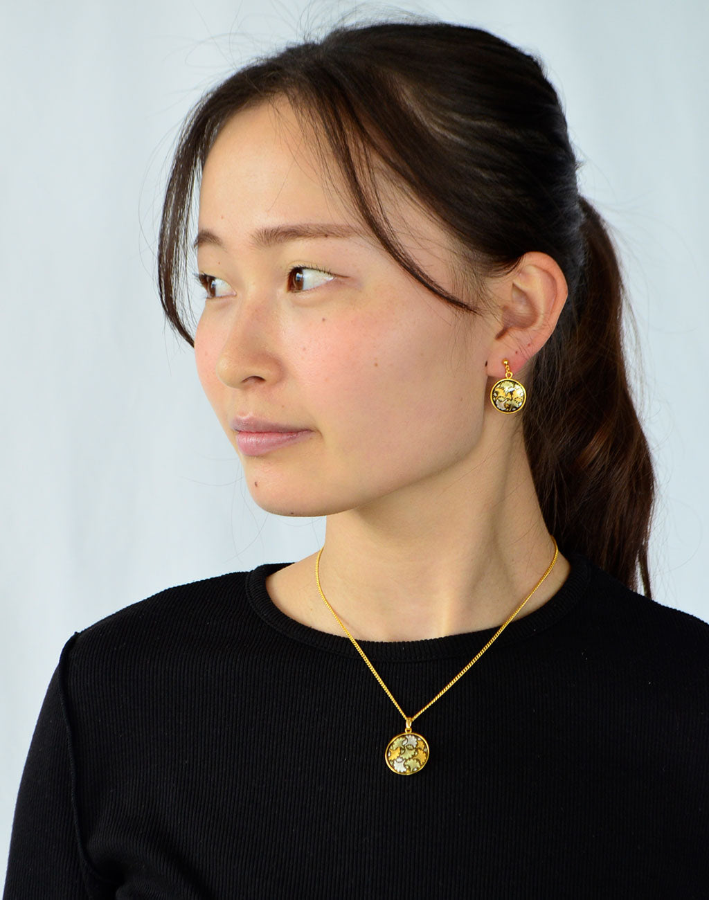 Kyoto Damascene Dungling Earrings Fully Covered With Ginkgo Leaves – Diameter: 1.6 cm