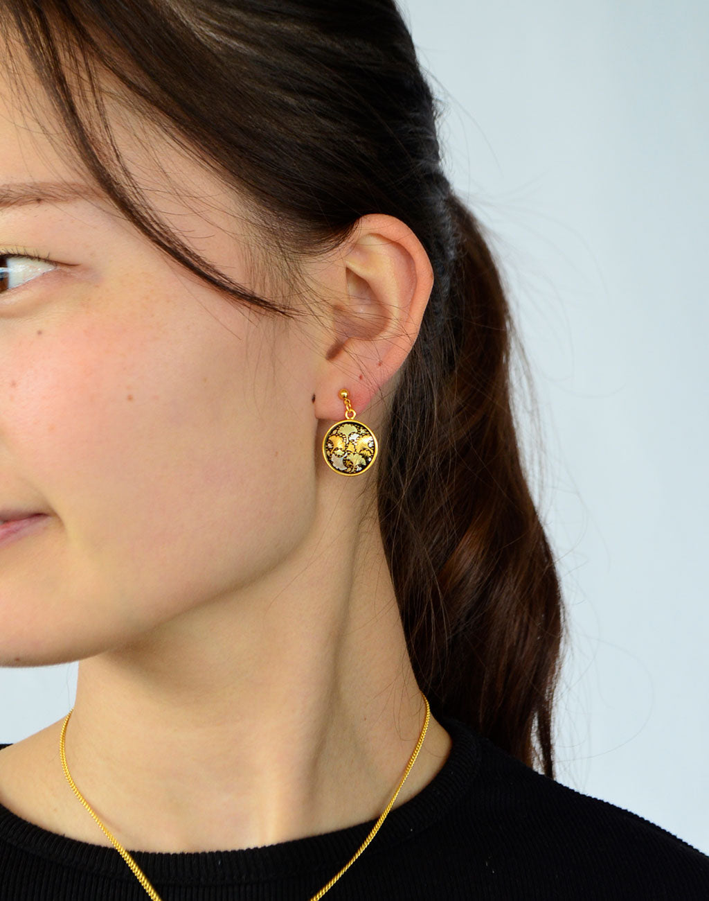 Kyoto Damascene Dungling Earrings Fully Covered With Ginkgo Leaves – Diameter: 1.6 cm