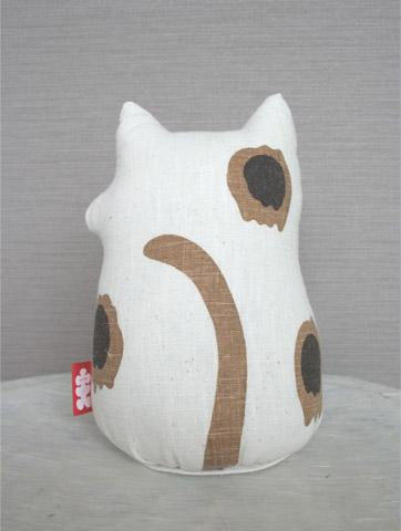 Hand-Dyed Hemp Doll “Maneki-Neko” White Size M with a cotton bag