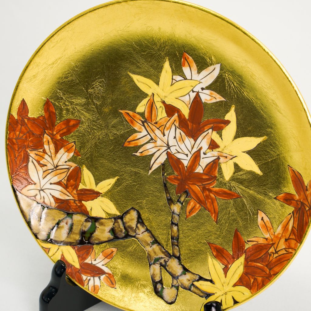 Arita Ware Medium-sized Decorative Plate with Gold Leaf "Maple Leaves" Size 6