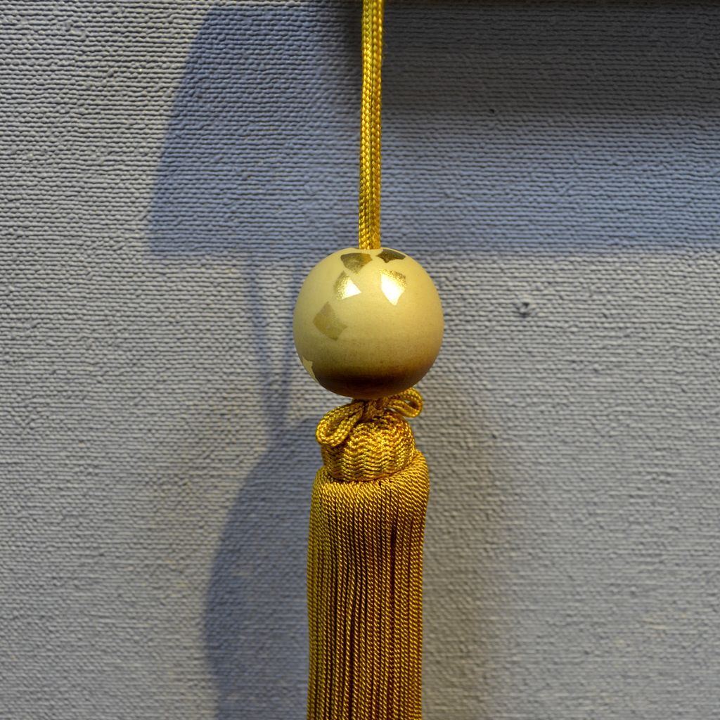 Weight of Hanging Scroll   Gold color balls