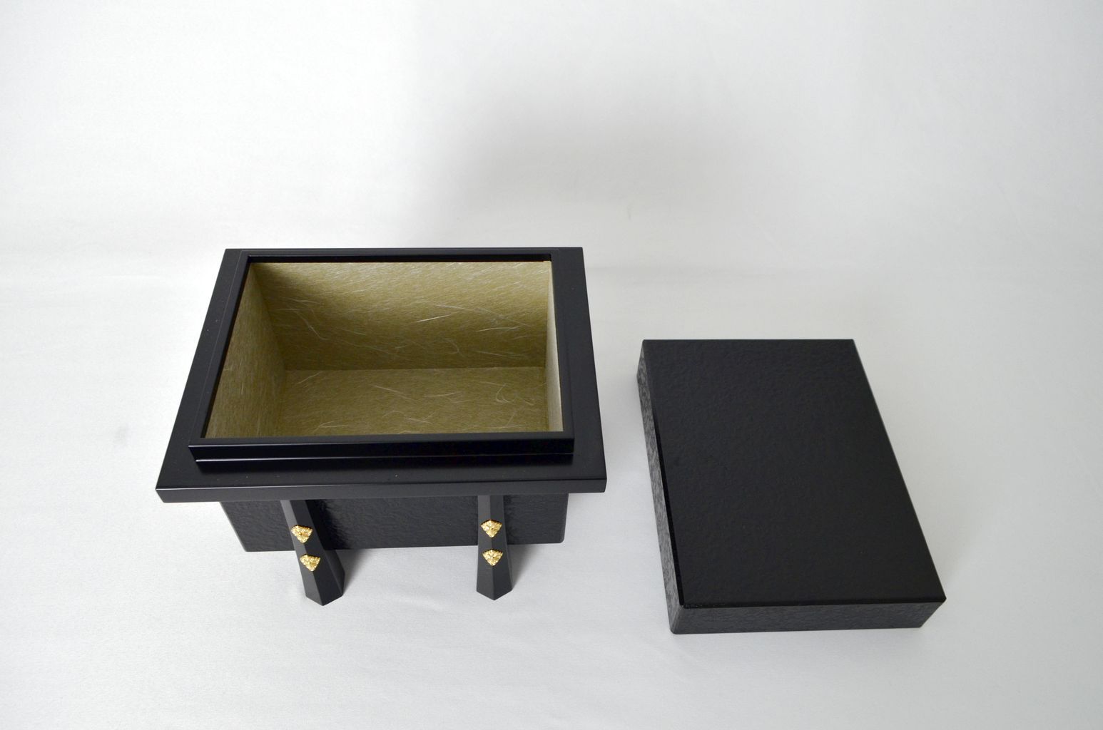 Kyo-Kachuu Kabuto Issui "Red blaid lacing"