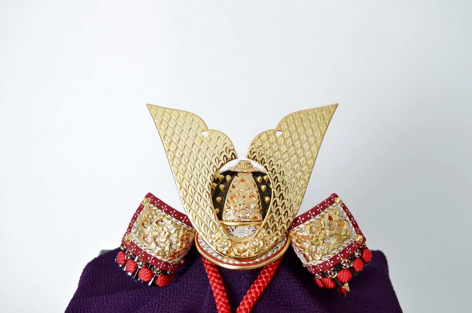 Kyo-Kachuu Kabuto Issui "Red blaid lacing"