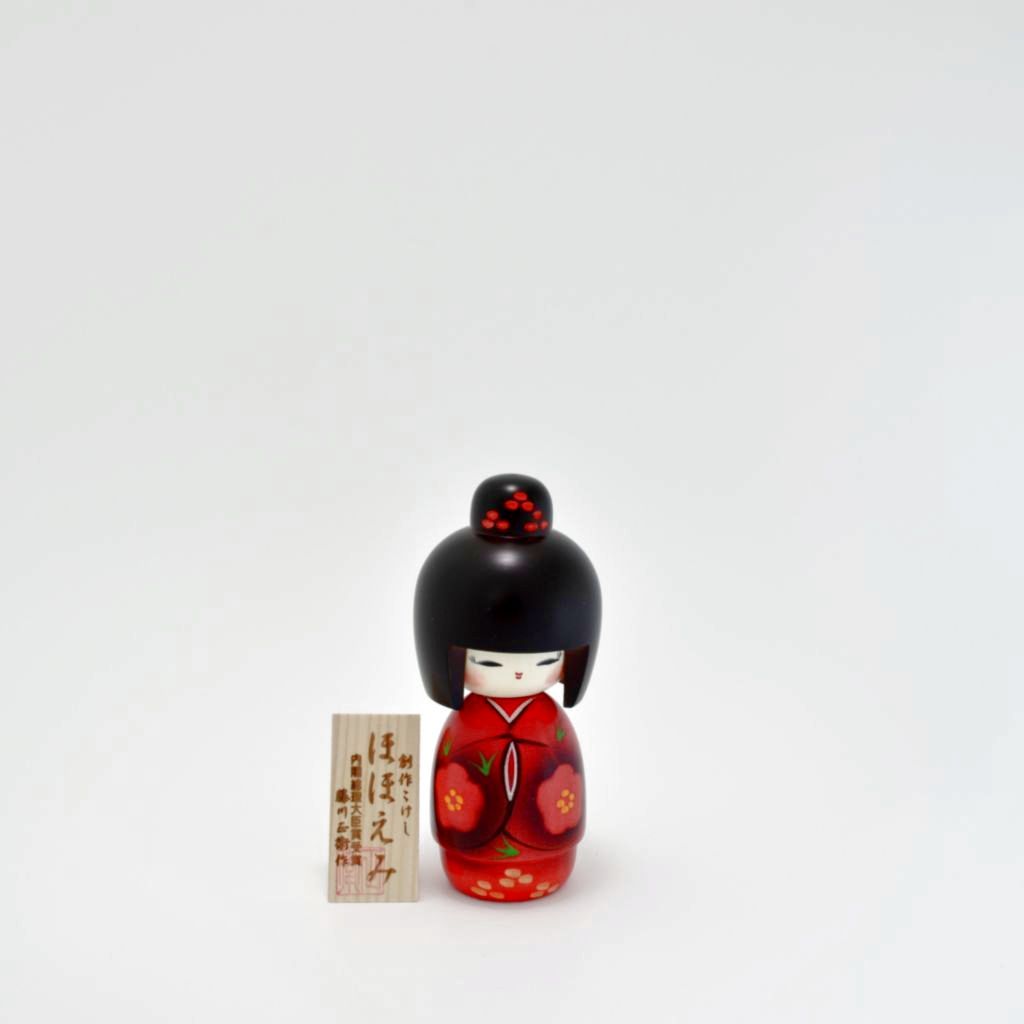 Kokeshi doll "Hohoemi (Smile)"