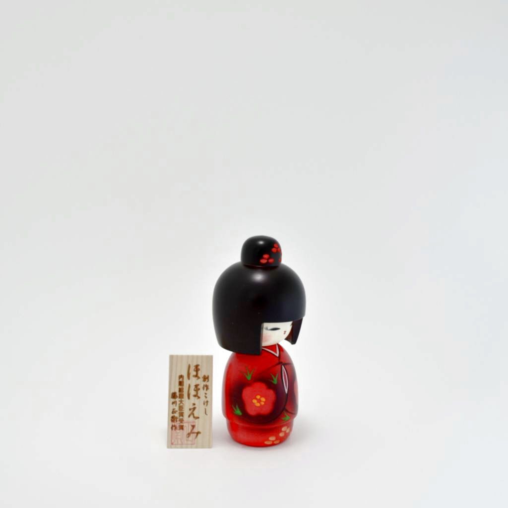 Kokeshi doll "Hohoemi (Smile)"