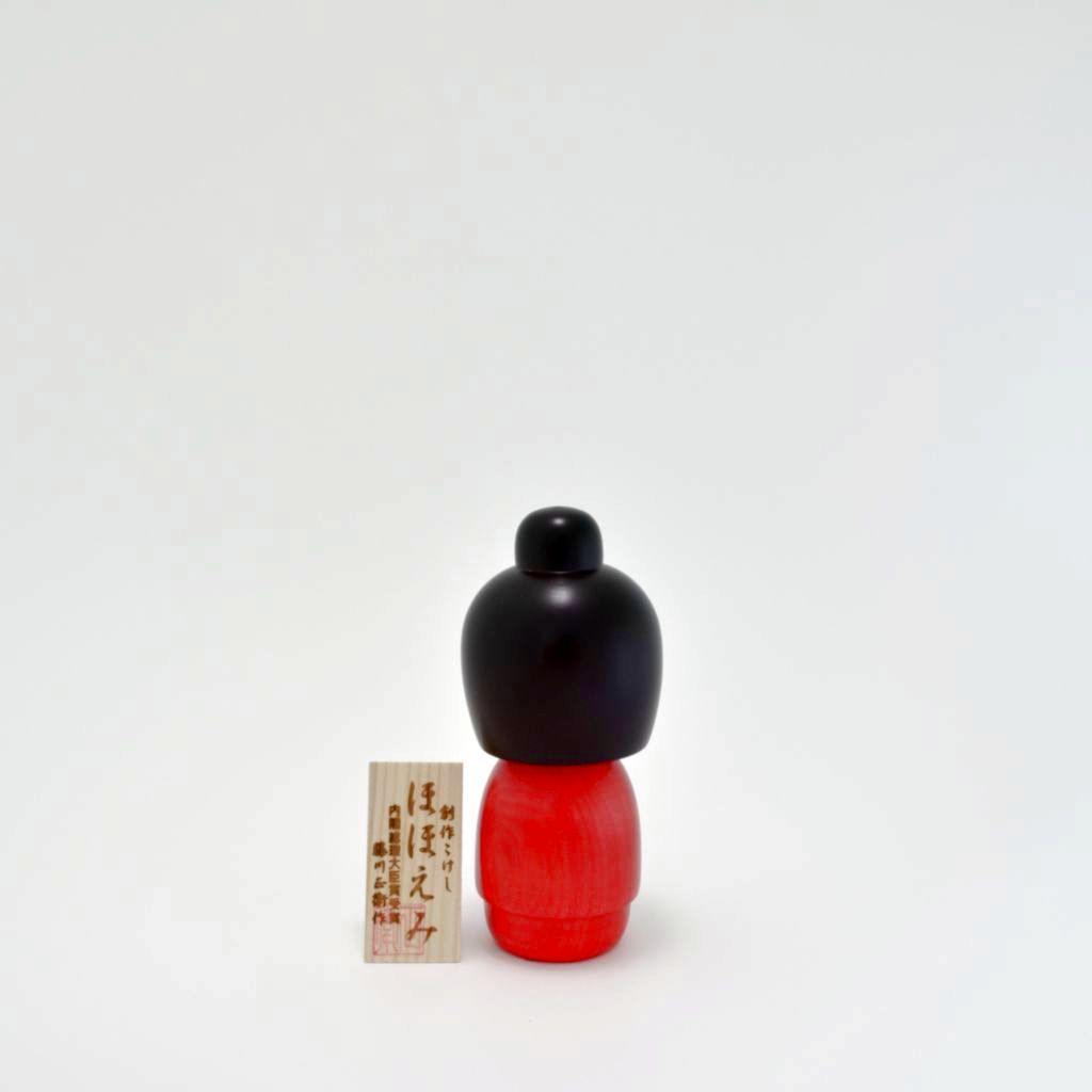 Kokeshi doll "Hohoemi (Smile)"