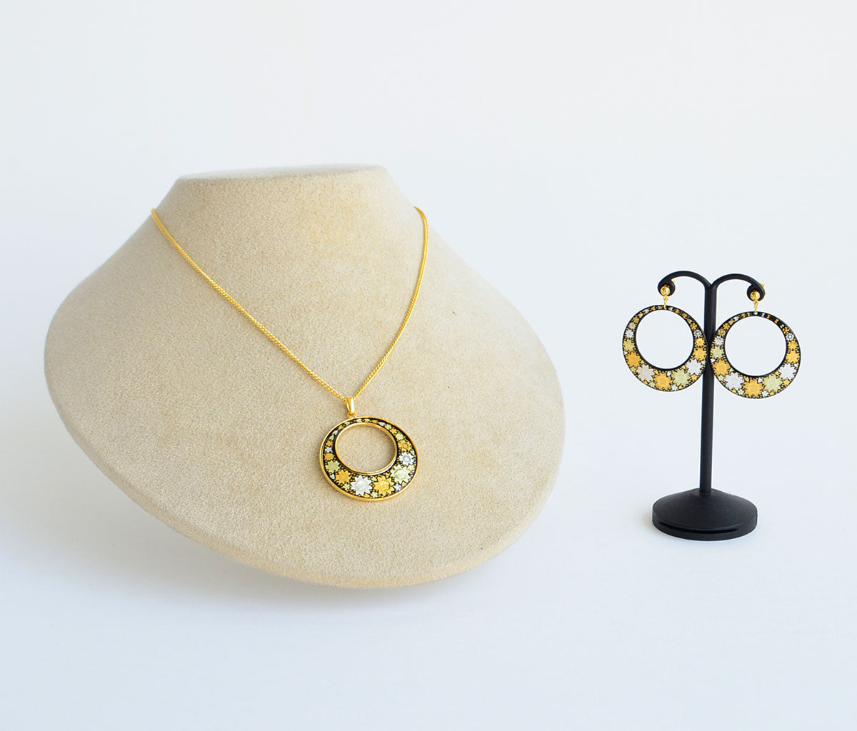 Kyoto Damascene Open Circle Pendant Fully Covered With Cherry Blossoms – Diameter: 3 cm