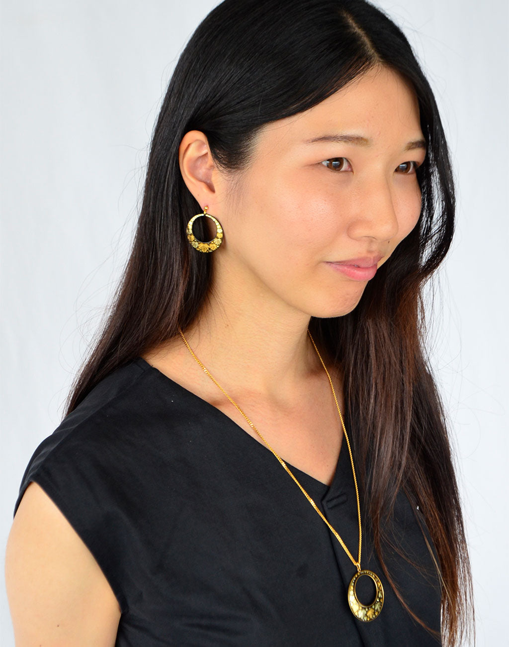 Kyoto Damascene Open Circle Pendant Fully Covered With Ivy – Diameter: 3.9 cm