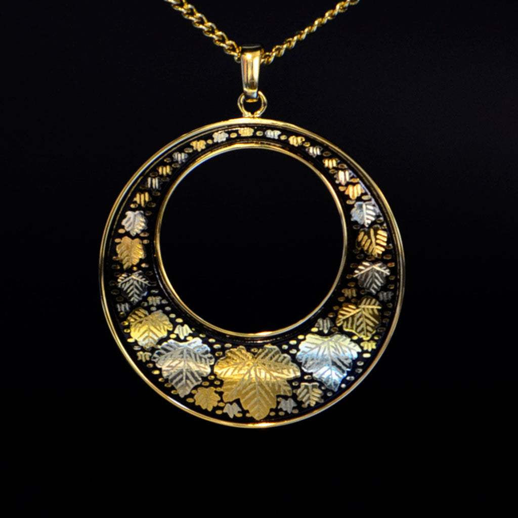 Kyoto Damascene Open Circle Pendant Fully Covered With Ivy – Diameter: 3 cm