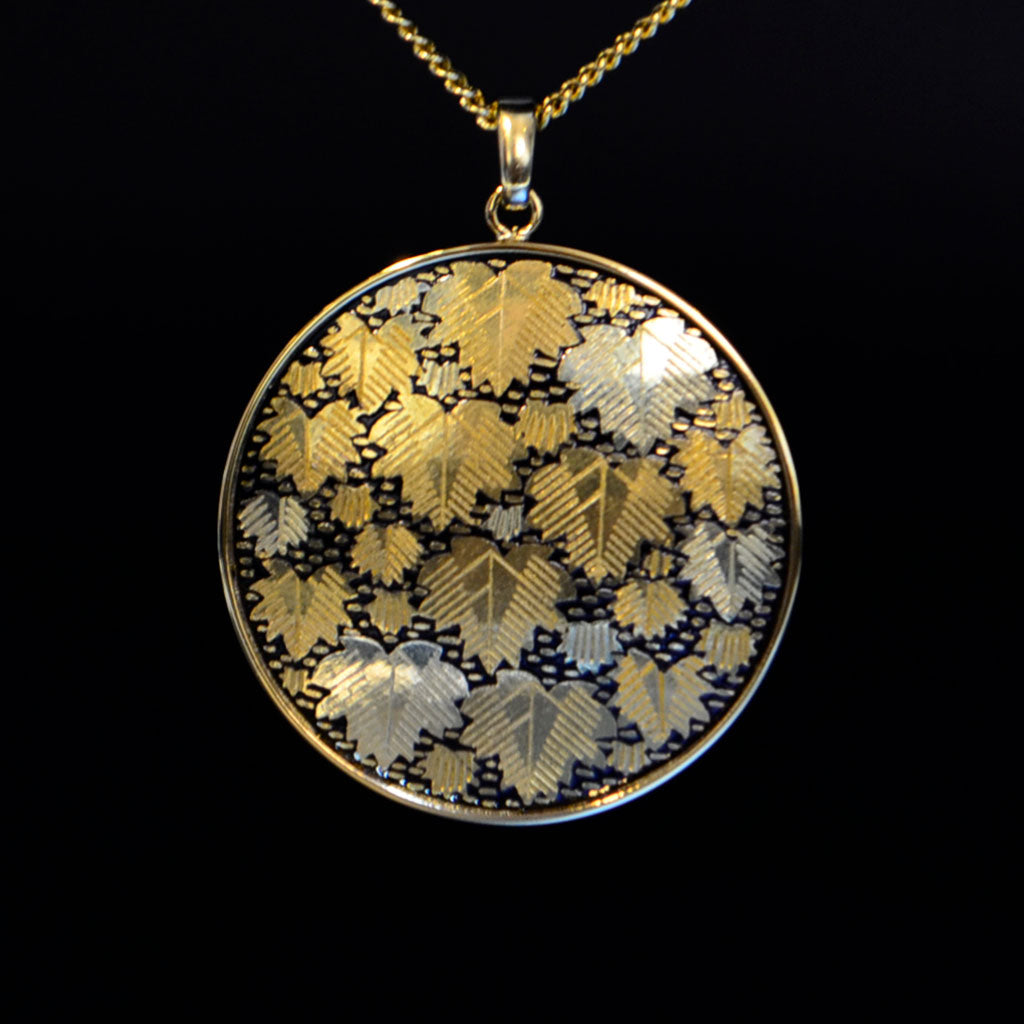 Kyoto Damascene Pendant Fully Covered With Ivy – Diameter: 3 cm