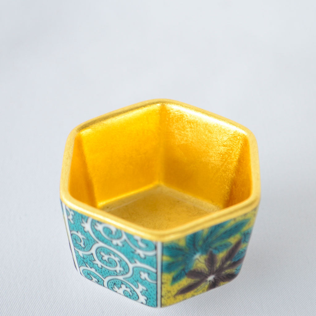 Gold Leaf Kutani Sake Cup "Yoshidaya Style"