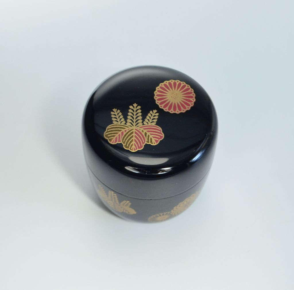 Lacquerware Tea Caddy "Chrysanthemum Crest"