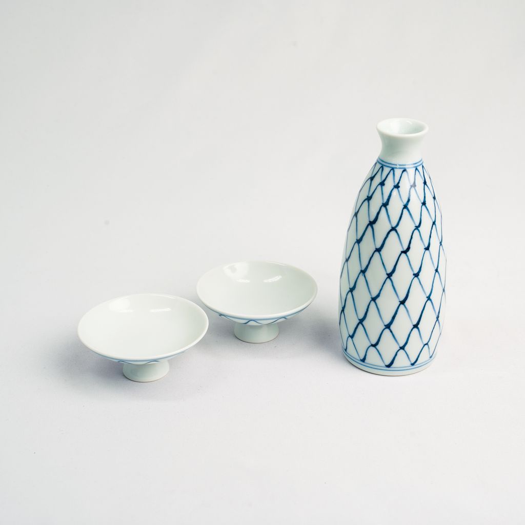 Arita Ware Sake Decanter and Cups Set "Fish Net"